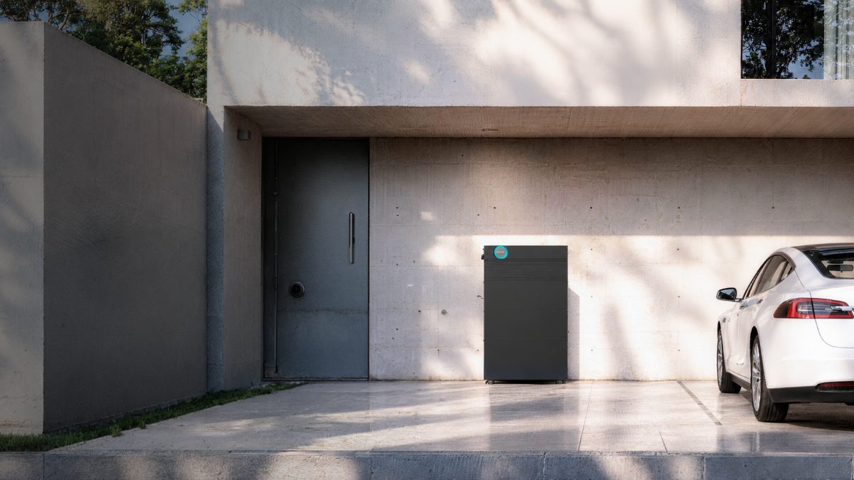 HYXI Halo thuisbatterij aan de muur van een carport