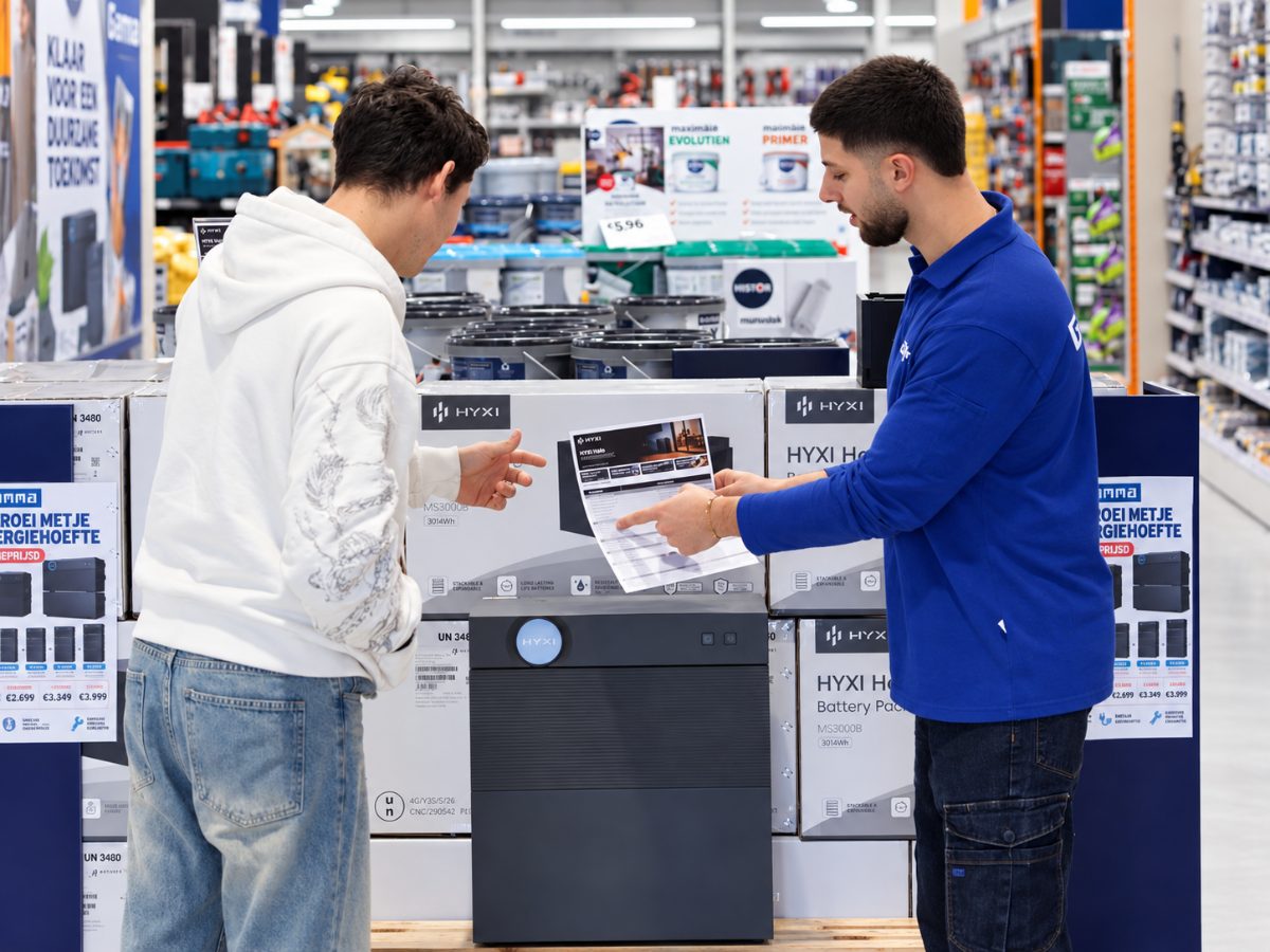 Een medewerker van Gamma geeft uitleg over de HYXI Halo in de winkel